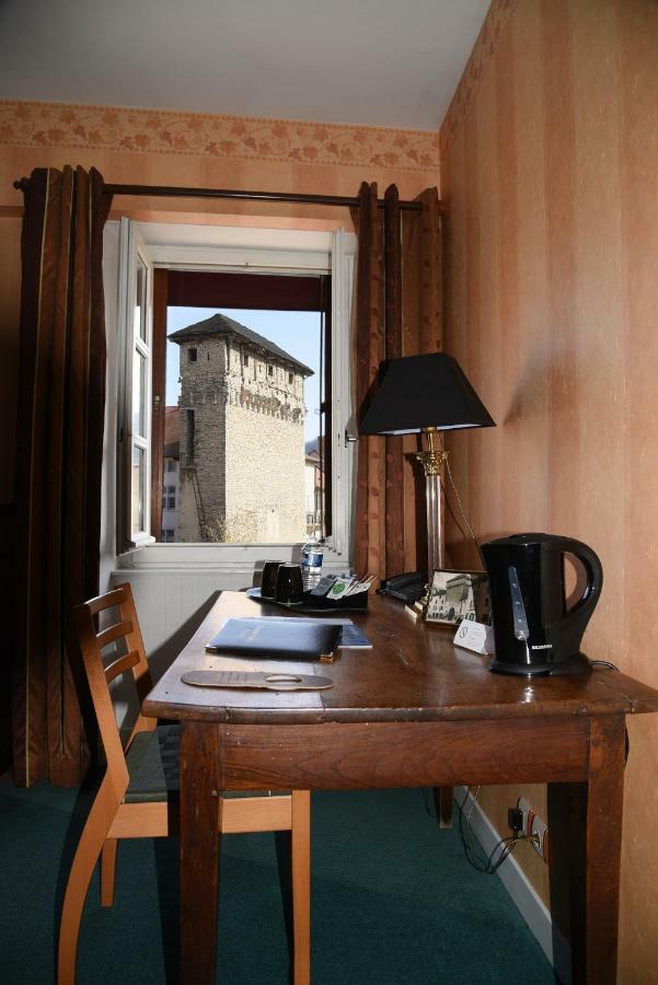 Hotel Le Baron Crémieu Kültér fotó